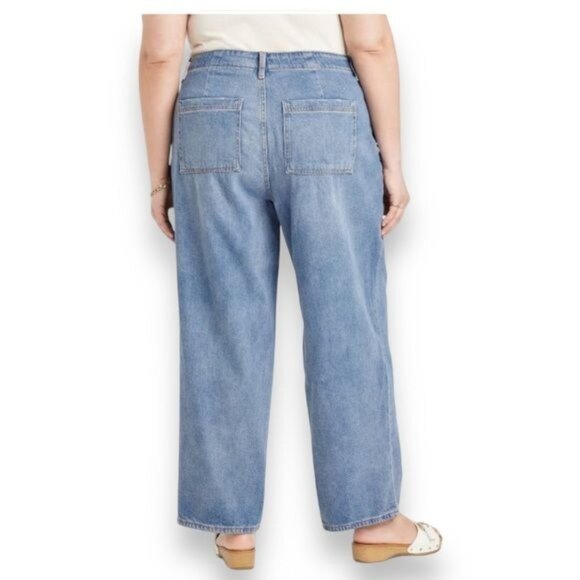 Universal Thread Women’s Relaxed Straight Light Wash Jeans, Blue, Size 18R - Picture 2 of 9